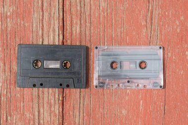 ahşap bir masa üzerinde birkaç eski film ses kasetleri