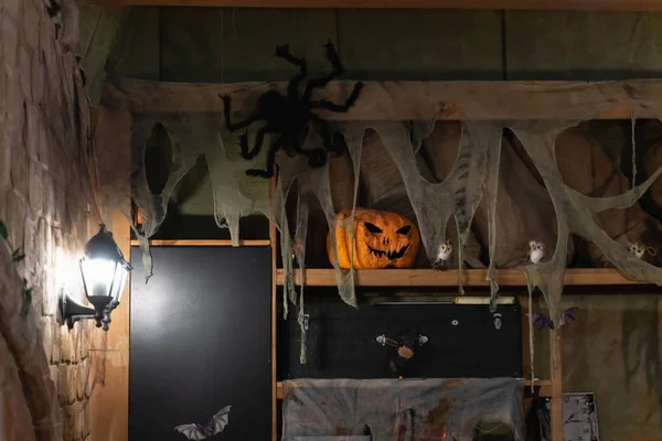 Cabeza de calabaza de Halloween Jack linterna en el viejo estante del granero —  Fotos de Stock