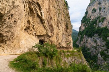 Güzel dağ manzarası. Uçurum ve mağara girişi.