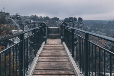 Perspektif görünümü sonbaharda elbsandstein dağlarında Bastei Köprüsü