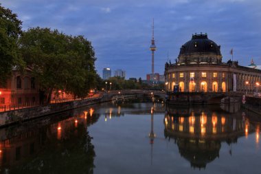 tv Kulesi ile Berlin'de gündoğumu. Müzeler Adası üzerinde spree Nehri etrafında. 