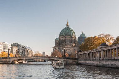 Berlin Cathedral Frederick's Köprüsü'nde mavi gökyüzü ile. National Gallery Spree Nehri kıyısında Arcade binalar sermaye Berlin sonbahar vibes