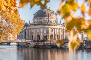 Sonbahar ruh müzede iyiye işaret. Berlin, Almanya, sermaye güneşli Spree Nehri ve ağaç yaprakları bir köprü ile Müze Adası
