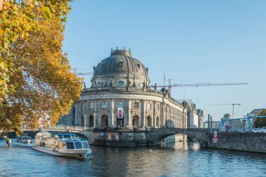 Müzeler Adası ile müze ışığında sonbaharda iyiye işaret. mavi gökyüzü ile yaprakları ve spree Nehri Gemi. Bir köprü Nehri müstahkem sahilde