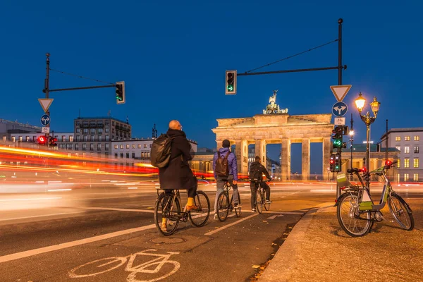 Rückseite Des Brandenburger Tors Der Nacht Radfahrer Warten Der Ampel — Stockfoto