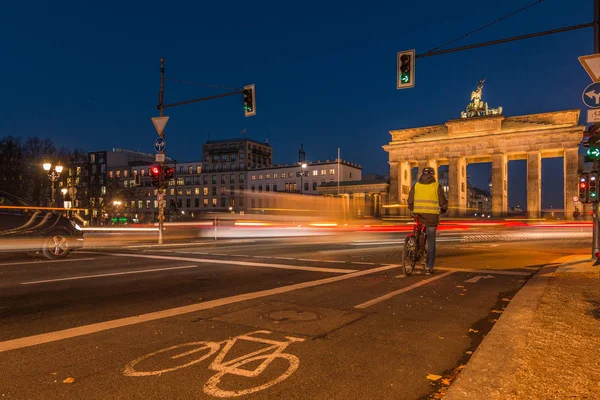 Brandenburger Tor Der Nacht Rückansicht Der Straße Mit Radfahrern Und — Stockfoto