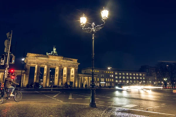 Braniborská Brána Berlína Noci Zadní Pohled Silnici Umělém Osvětlení Cyklisty — Stock fotografie