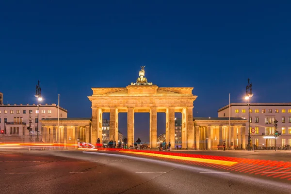 Brandenburger Tor Von Berlin Bei Nacht Mit Rückansicht Laternen Beleuchten — Stockfoto