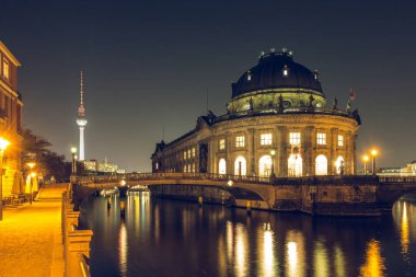 Berlin gece. Spree Nehri ile Müze Adası. çılgınlığı köprü vardır. arka planda televizyon kulesi tanınabilir. nehir kıyısındaki ışıklı bir yol olduğunu.