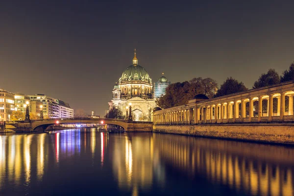 Cattedrale Berlino Notte Con Ponte Friedrichs Sul Fiume Sprea Riflettono — Foto Stock