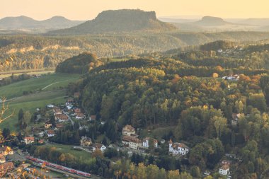 Elbe kumtaşı Dağları Milli Parkı Sakson İsviçre manzara. Akşam güneşi Güz Neurathen ve Zug manzaralı. Arka planda, dağ oluşumu ile orman