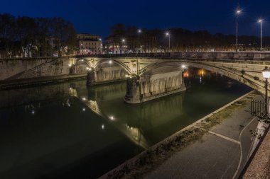 Ponte Sisto veya Aurelius köprüsü, Roma'nın tarihi merkezinde, Tiber Nehri üzerinde gece aydınlatmalı bir taş yol köprüsüdür. Yanal manzaralı nehir kıyısındaki yol