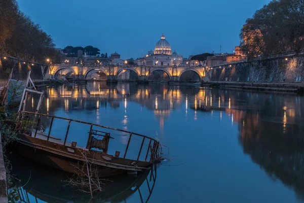 River Tiber Rome Peters Cathedral Night Foreground Sunken Ship Pier — Stock Photo, Image