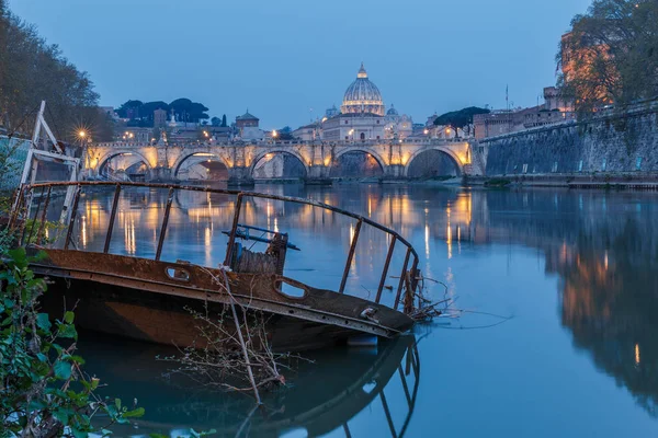River Tiber Rome Peters Cathedral Night Foreground Sunken Rusty Ship — Stock Photo, Image