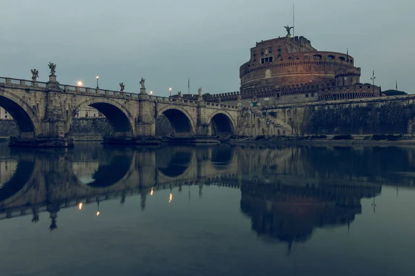 Řeka Tiber Mostem Aurelius Přes Vody Hradem Sant Angelo Soumraku — Stock fotografie