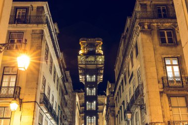 Asansör Elevador de Santa Justa Lizbon şehir merkezinde. Geceleri Portekiz'in başkentinde tarihi asansör. Aydınlatmalı metal konstrüksiyon