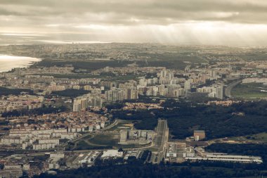 Lizbon yukarıdan. Gökyüzünde bulutlar ile şehir silueti. Peyzaj ile nehir adı Tagus bina ve ağız