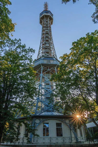 Historiska Metal Lookout Tower Kullen Petrin Den Tjeckiska Huvudstaden Prag — Stockfoto