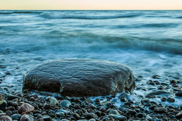 Wybrzeże Bałtyku Rano Wschodzie Słońca Duży Kamień Pierwszym Planie Kamienistym — Zdjęcie stockowe