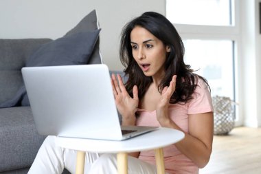 Güzel kadın bir laptop ekranında sürpriz arıyor