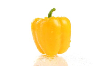 Su beyaz zemin üzerine sarı kırmızı biber serpilir 