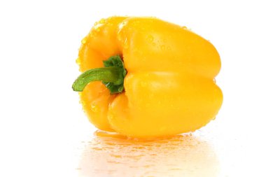 Su beyaz zemin üzerine sarı kırmızı biber serpilir 