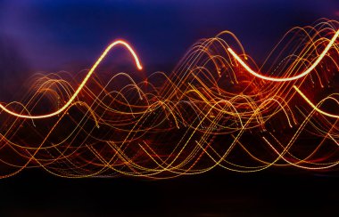 eğri koyu arka plan üzerinde çok renkli parlak çizgiler