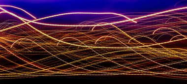 eğri koyu arka plan üzerinde çok renkli parlak çizgiler