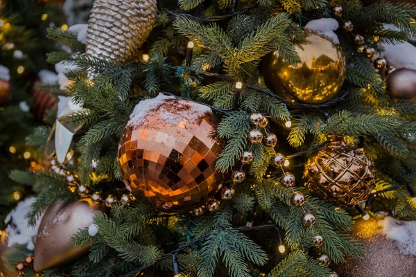 Gyllene Bollar Och Belysta Krans Med Ficklampor — Stockfoto