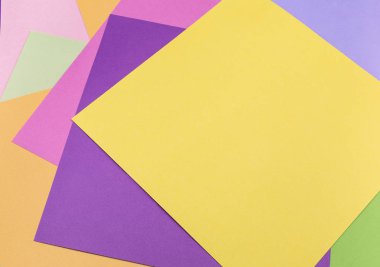 Soyut geometrik şekiller ve çizgiler pastel renklerde.