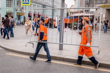 Moskova, Tverskaya street, 9 Eylül 2018: Kentsel yardımcı programı işçi turuncu formundaki kaldırmak dış çitler sokaktan.