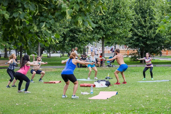 Μόσχα Museon Πάρκο Ιουλίου 2018 Ομάδα Άνδρας Και Γυναίκες Αθλητικά — Φωτογραφία Αρχείου