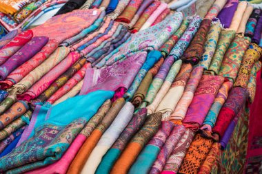 Hint eşarplar, mağazanın tezgahında çaldı