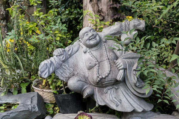 Figur des lachenden Buddhas im Freien — Stockfoto