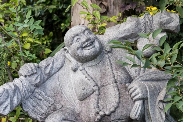 Figur lachend sitzt Buddha im Freien — Stockfoto