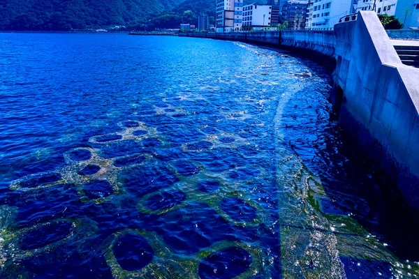 Denizden sahil e doğru Beppu City yaz kıyı manzarasına bak. Tonda.