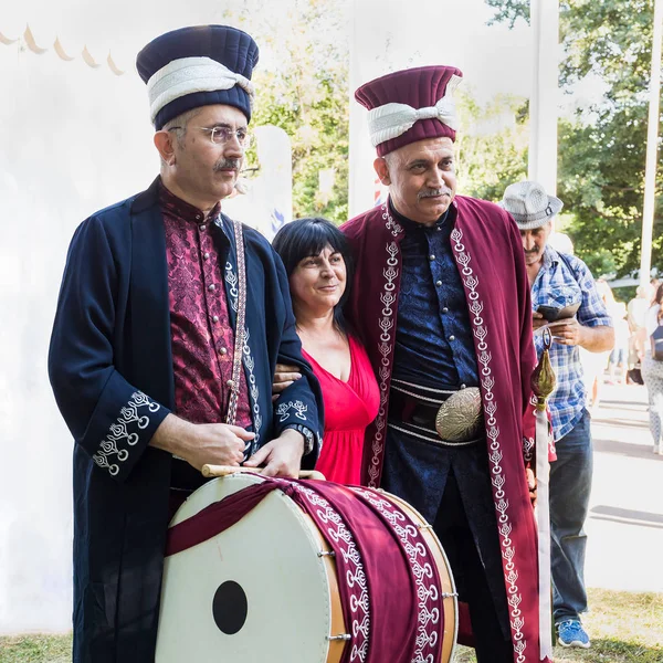 Imagem de músicos idosos em trajes nacionais turcos — Fotografia de Stock