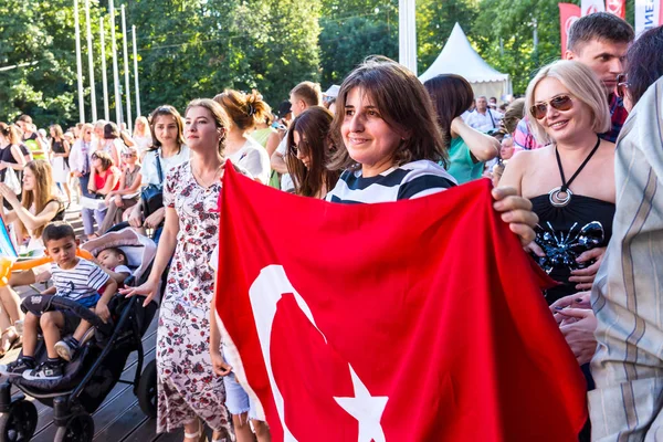 Türkiye bayrağını tutan orta yaşlı kadın