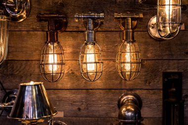 retro tarzda metalden yapılmış lambalar