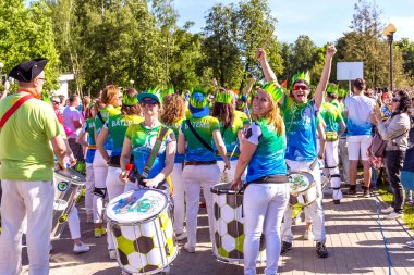 Gülen kadın ve erkek Samba davulcular geçit töreni için hazırlanıyor