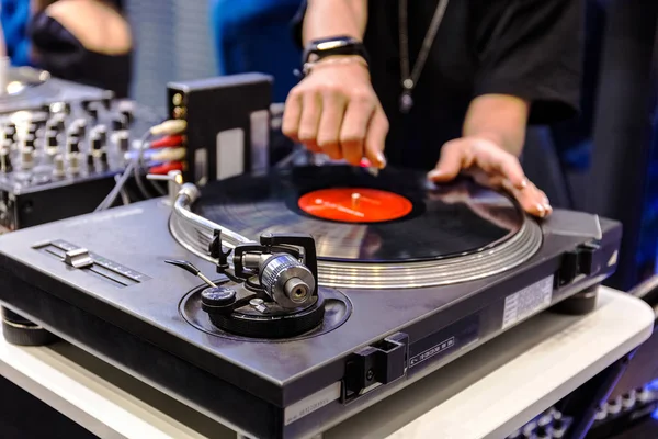 Dj'in elleri bir plak çevirsin. Yakından kapatın. Bulanık arka plan