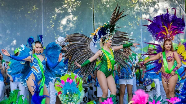 Le donne vestite con bellissimi costumi di carnevale si stanno preparando per lo spettacolo — Foto Stock