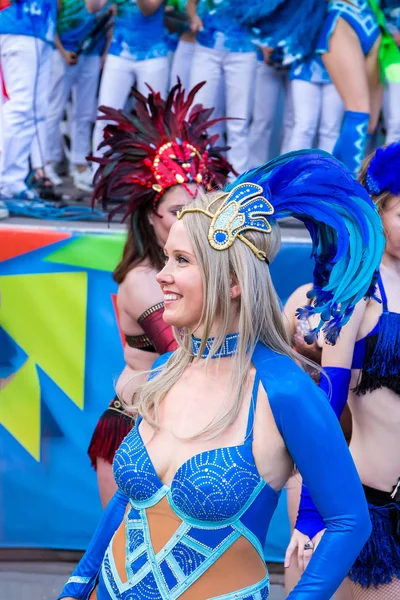 Güzel karnaval kostümleri giymiş kadın göstermek için hazırlanıyor