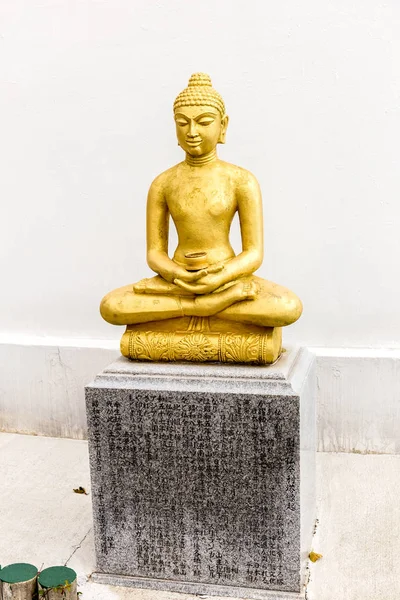 Buddha-Statue auf weißem Wandhintergrund — Stockfoto
