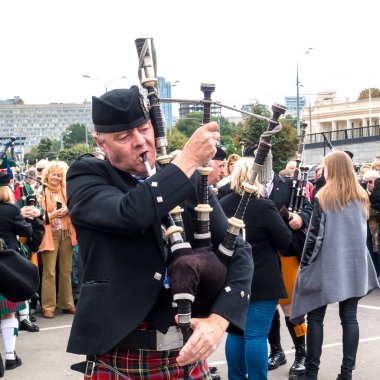 İskoç Piper geleneksel gayda oynuyor