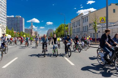 Toplu bisiklet maratonu. Şehir merkezinde bisikletçi geçidi.