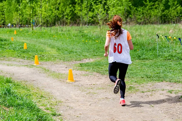 Een jonge vrouw is bezig met rennen in de natuur — Stockfoto