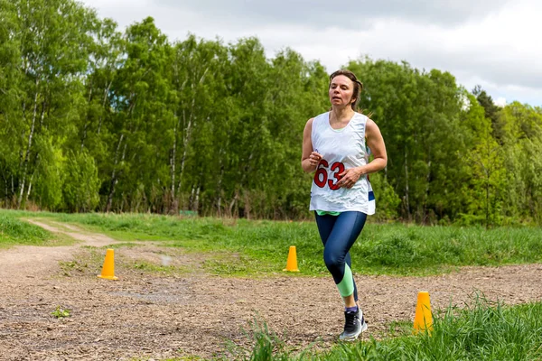 Een volwassen vrouw is bezig met rennen in de natuur — Stockfoto