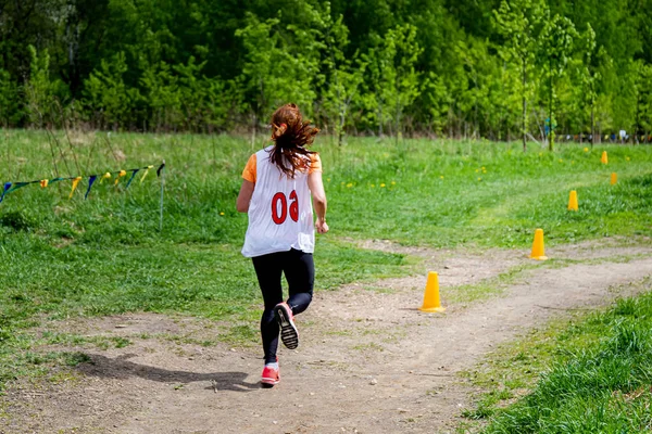 Een jonge vrouw is bezig met rennen in de natuur — Stockfoto