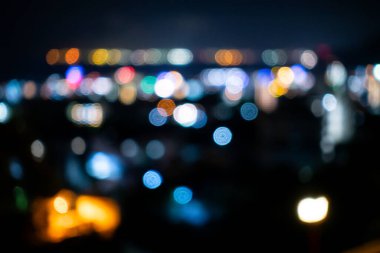 Gece şehrin ışıklarını gören bulanık bir arka plan. Soyut bulanık Bokeh şehir ışığı geceleyin.
